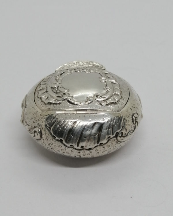 Boîte à pilules en argent massif, fond travaillé, avec fleurs et coquilles, vers 1900. – Image 3
