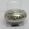 Boîte à pilules en argent massif, fond travaillé, avec fleurs et coquilles, vers 1900. – Image 4