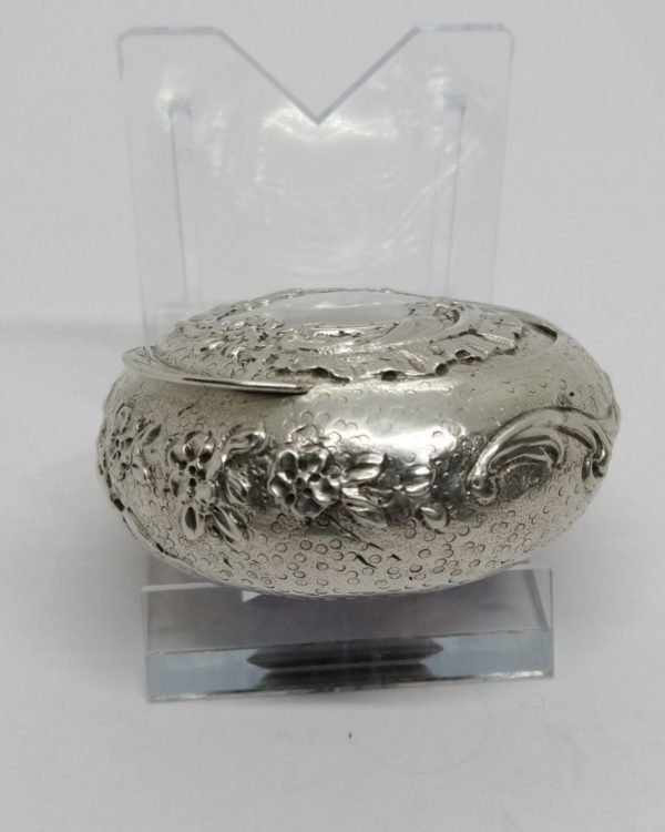 Boîte à pilules en argent massif, fond travaillé, avec fleurs et coquilles, vers 1900. – Image 4