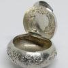Boîte à pilules en argent massif, fond travaillé, avec fleurs et coquilles, vers 1900. – Image 5