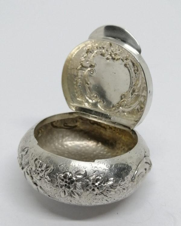 Boîte à pilules en argent massif, fond travaillé, avec fleurs et coquilles, vers 1900. – Image 5