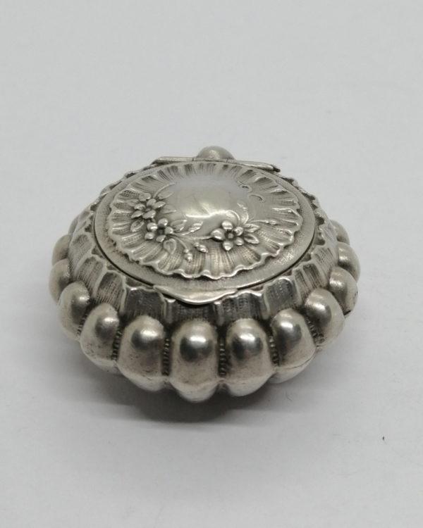 Boîte à pilules en argent massif, en forme de coquille St Jacques, Art Nouveau.