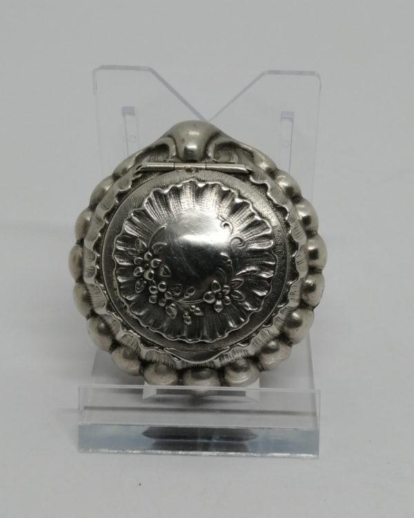 Boîte à pilules en argent massif, en forme de coquille St Jacques, Art Nouveau. – Image 2