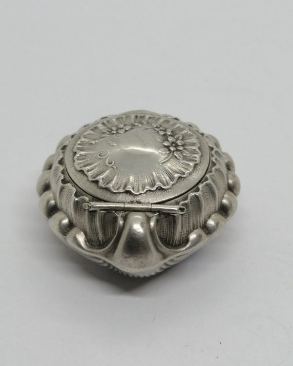 Boîte à pilules en argent massif, en forme de coquille St Jacques, Art Nouveau. – Image 3