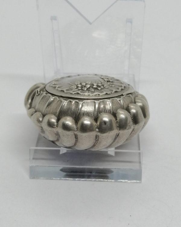 Boîte à pilules en argent massif, en forme de coquille St Jacques, Art Nouveau. – Image 4