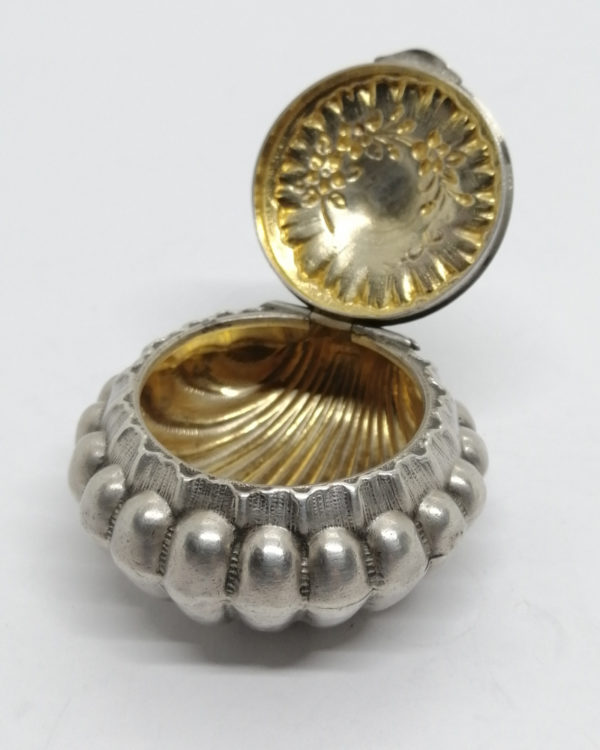 Boîte à pilules en argent massif, en forme de coquille St Jacques, Art Nouveau. – Image 5