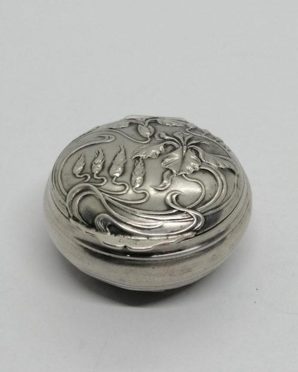 Boîte à pilules en argent massif, avec motifs d'iris, Art Nouveau.