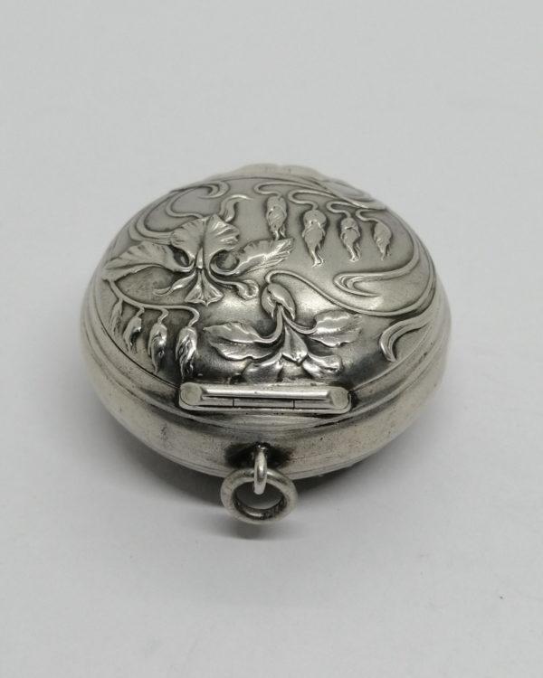 Boîte à pilules en argent massif, avec motifs d'iris, Art Nouveau. – Image 3
