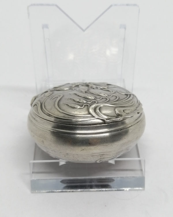 Boîte à pilules en argent massif, avec motifs d'iris, Art Nouveau. – Image 4