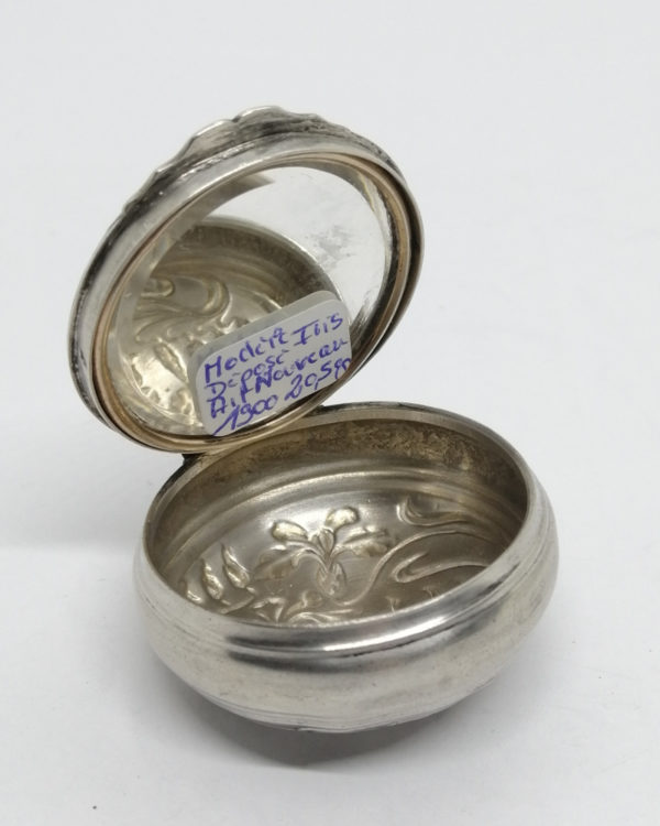 Boîte à pilules en argent massif, avec motifs d'iris, Art Nouveau. – Image 6
