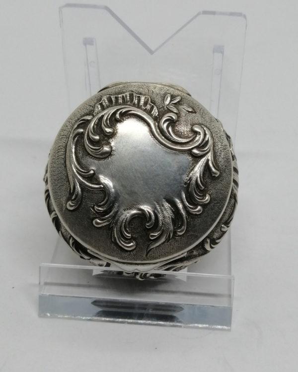 Boîte à pilules, argent massif, décor rocaille sur fond travaillé, Art Nouveau, Paris vers 1900. – Image 2