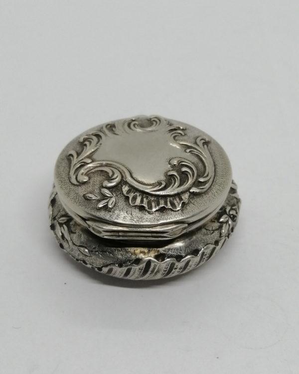 Boîte à pilules, argent massif, décor rocaille sur fond travaillé, Art Nouveau, Paris vers 1900. – Image 3