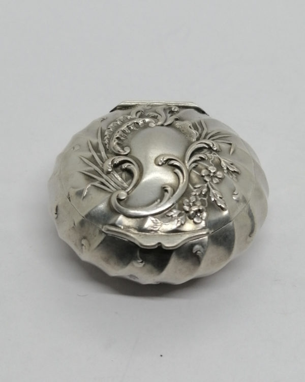 Boîte à pilules argent massif, arrière forme spirale coquillage, Art Nouveau.