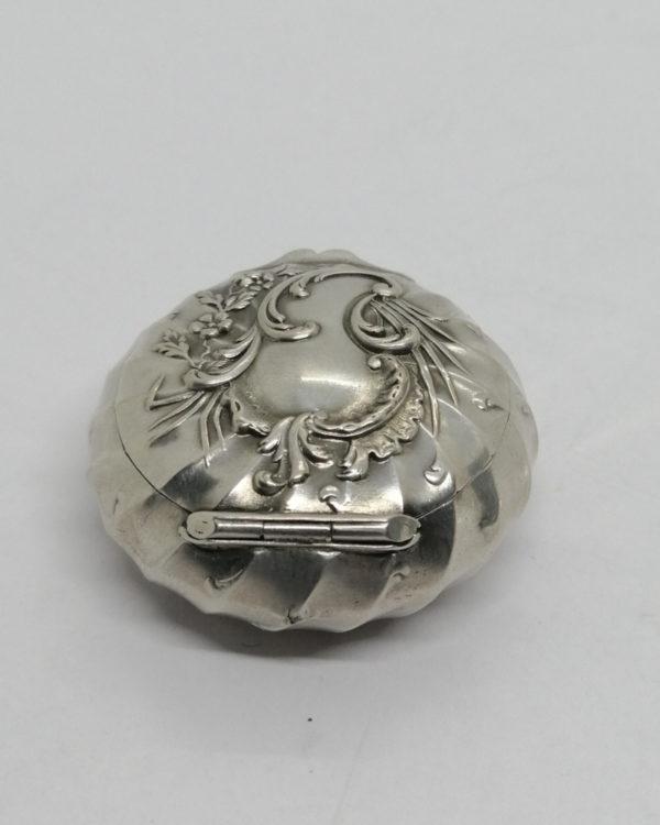 Boîte à pilules argent massif, arrière forme spirale coquillage, Art Nouveau. – Image 3