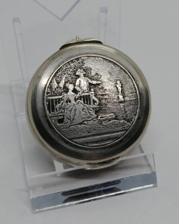 Boîte à pilules argent massif, décor d'une scène galante dans parc, 1920. – Image 2