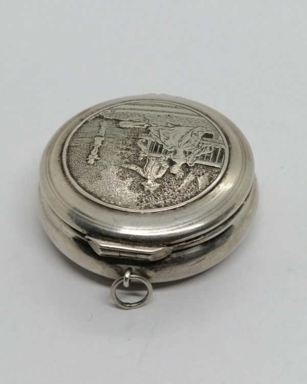 Boîte à pilules argent massif, décor d'une scène galante dans parc, 1920. – Image 3