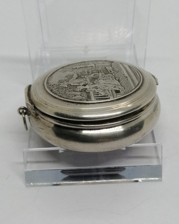 Boîte à pilules argent massif, décor d'une scène galante dans parc, 1920. – Image 4
