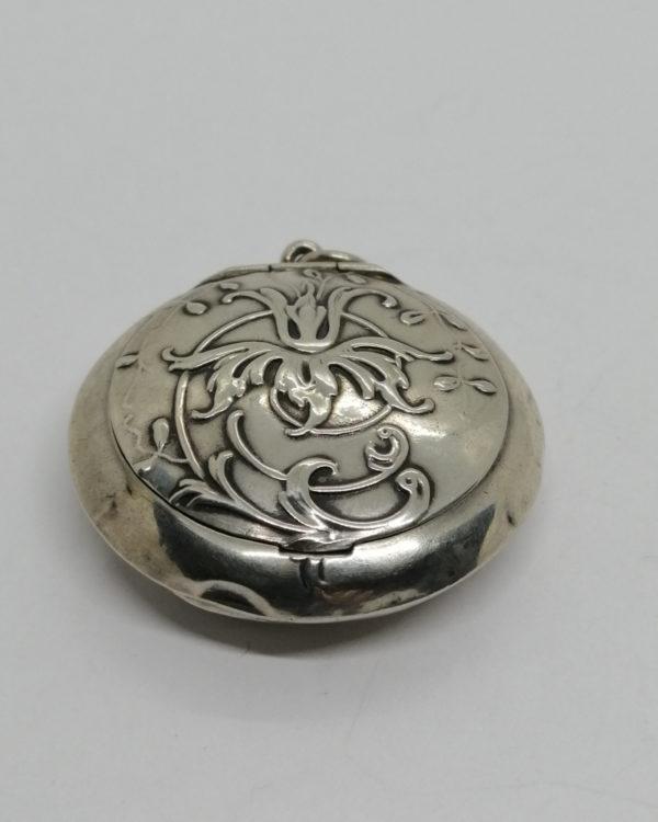 Boîte à pilules argent massif, avec décor végétal ondulant, typique Art Nouveau, vers 1900.