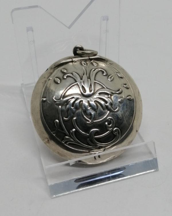 Boîte à pilules argent massif, avec décor végétal ondulant, typique Art Nouveau, vers 1900. – Image 2