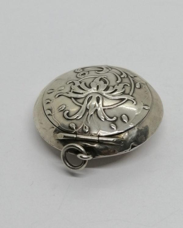 Boîte à pilules argent massif, avec décor végétal ondulant, typique Art Nouveau, vers 1900. – Image 3