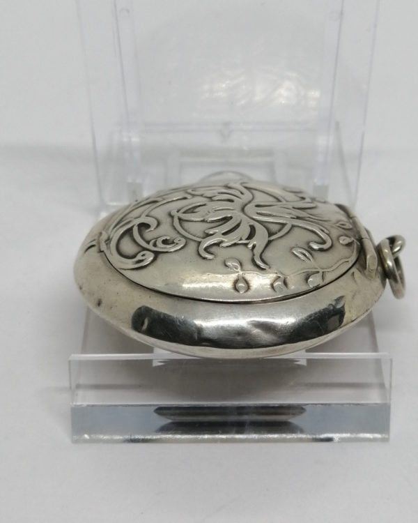 Boîte à pilules argent massif, avec décor végétal ondulant, typique Art Nouveau, vers 1900. – Image 4