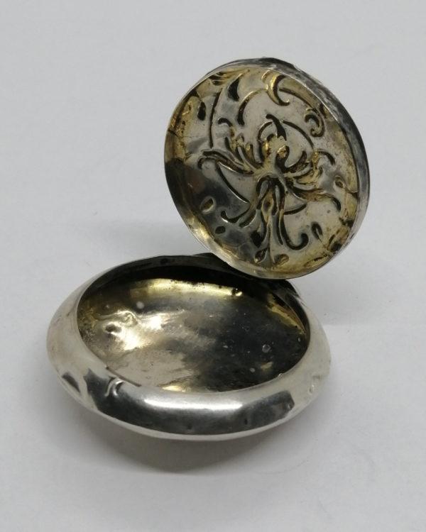 Boîte à pilules argent massif, avec décor végétal ondulant, typique Art Nouveau, vers 1900. – Image 5