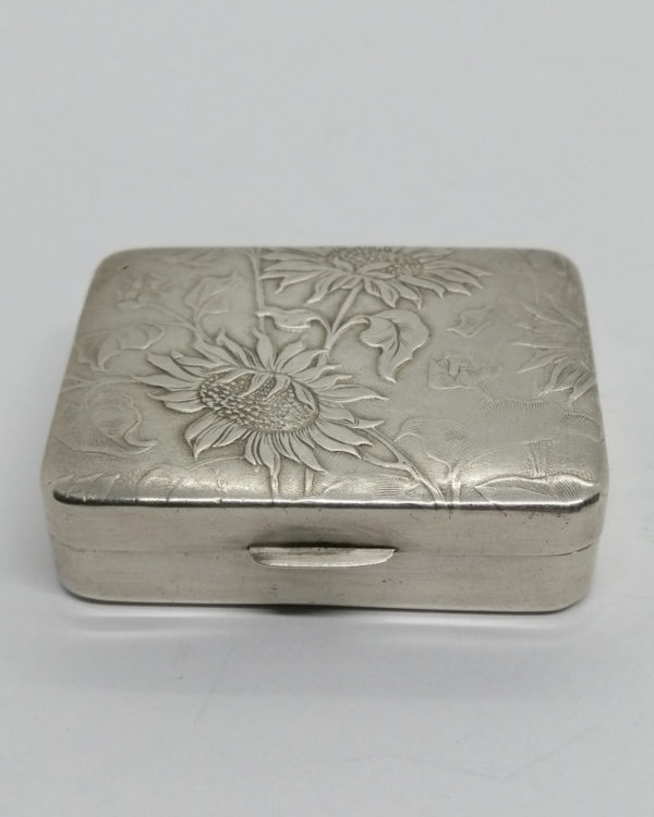 Boîte à pilules en argent massif, motif de Tournesols, Suisse Huguenin Frères&Co, Art Nouveau vers 1900.