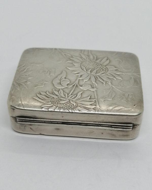 Boîte à pilules en argent massif, motif de Tournesols, Suisse Huguenin Frères&Co, Art Nouveau vers 1900. – Image 3