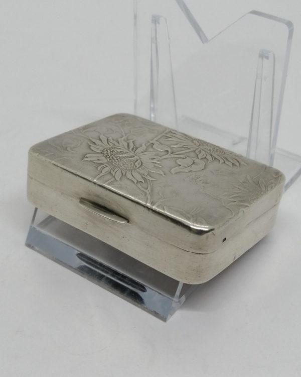 Boîte à pilules en argent massif, motif de Tournesols, Suisse Huguenin Frères&Co, Art Nouveau vers 1900. – Image 4