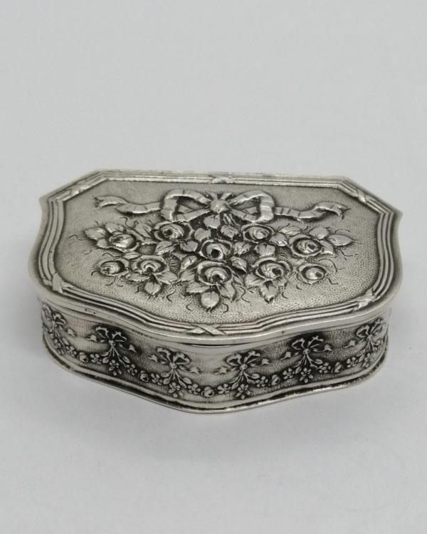 Boîte à pilules en argent massif, décor de roses et rubans, Art Nouveau.