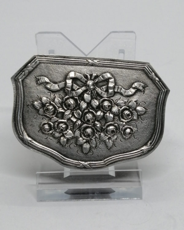 Boîte à pilules en argent massif, décor de roses et rubans, Art Nouveau. – Image 2