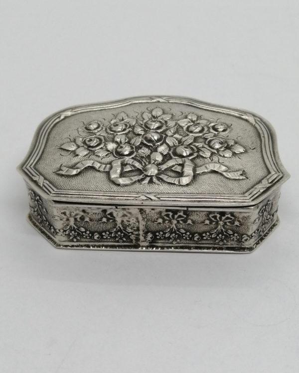 Boîte à pilules en argent massif, décor de roses et rubans, Art Nouveau. – Image 3