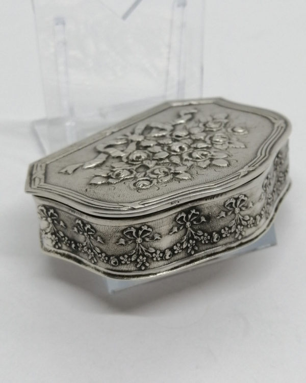 Boîte à pilules en argent massif, décor de roses et rubans, Art Nouveau. – Image 4