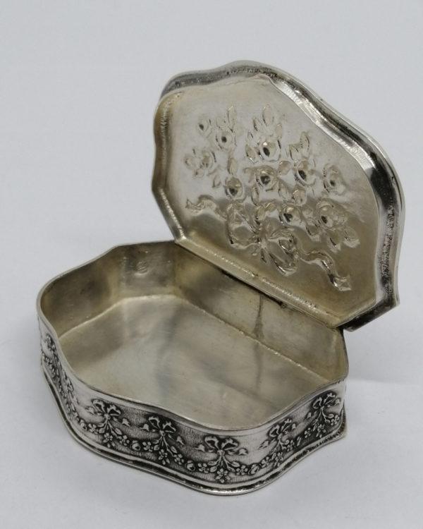Boîte à pilules en argent massif, décor de roses et rubans, Art Nouveau. – Image 5