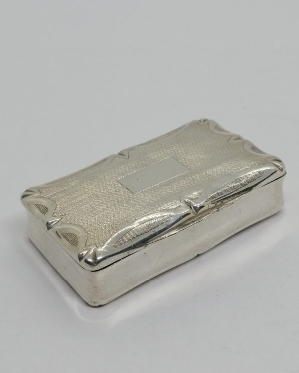 Boîte à tabac à priser, argent massif, guilloché, vers 1900-20.