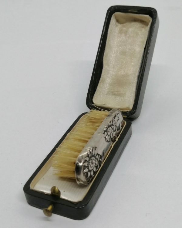 Brosse à moustache, décor Art Nouveau, argent massif, dans son écrin,1900. – Image 2