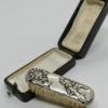 Brosse à moustache, décor Art Nouveau, argent massif, dans son écrin,1900. – Image 3
