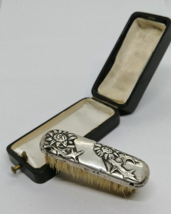 Brosse à moustache, décor Art Nouveau, argent massif, dans son écrin,1900. – Image 3