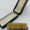 Brosse à moustache, décor Art Nouveau, argent massif, dans son écrin,1900. – Image 4