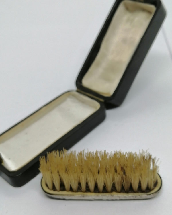 Brosse à moustache, décor Art Nouveau, argent massif, dans son écrin,1900. – Image 4