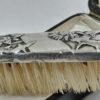 Brosse à moustache, décor Art Nouveau, argent massif, dans son écrin,1900. – Image 5