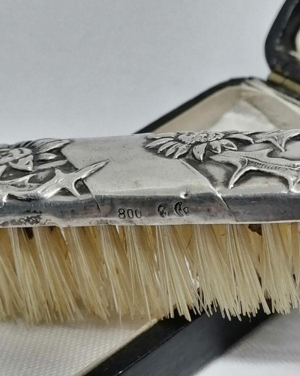 Brosse à moustache, décor Art Nouveau, argent massif, dans son écrin,1900. – Image 5