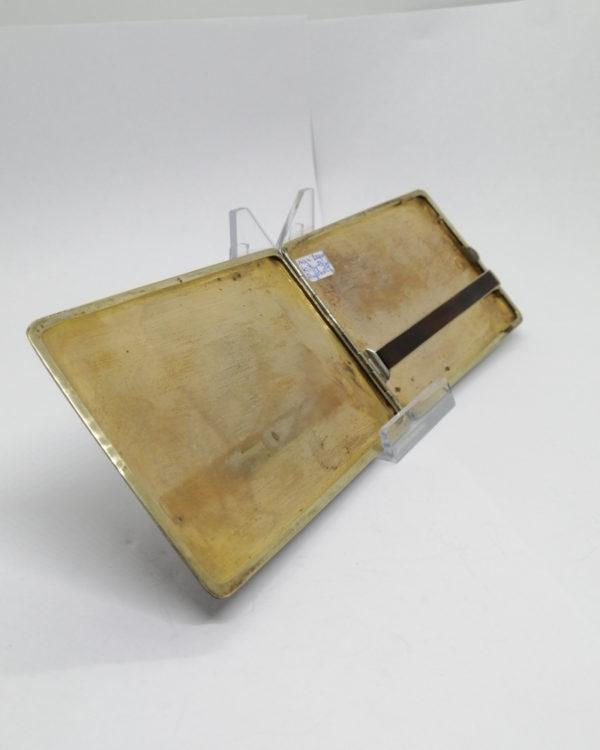 Boîte à cigarette en plaqué or, et façon laque, signée Kirby,Beard&Co, vers 1940. – Image 3