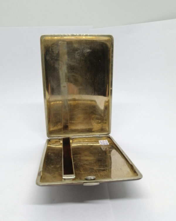 Boîte à cigarette en plaqué or, et façon laque, signée Kirby,Beard&Co, vers 1940. – Image 4