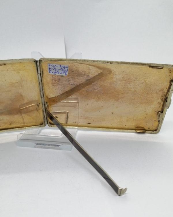 Boîte à cigarette en plaqué or, et façon laque, signée Kirby,Beard&Co, vers 1940. – Image 5