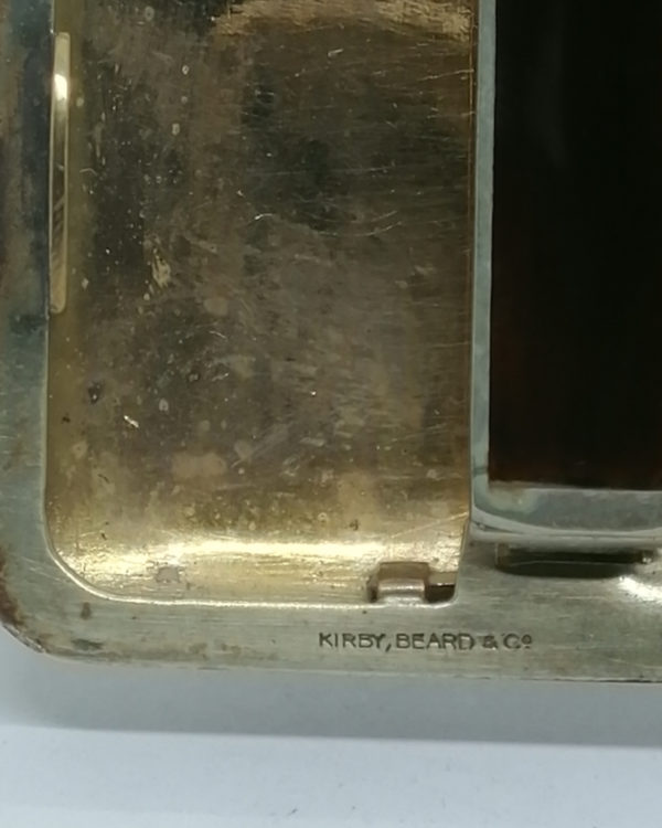 Boîte à cigarette en plaqué or, et façon laque, signée Kirby,Beard&Co, vers 1940. – Image 6