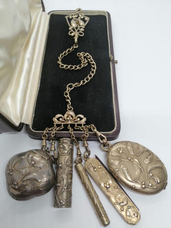 Châtelaine en argent vermeil, décor de Gui, Art Nouveau, vers 1880-1900.