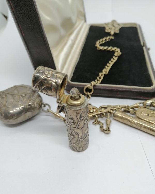 Châtelaine en argent vermeil, décor de Gui, Art Nouveau, vers 1880-1900. – Image 4