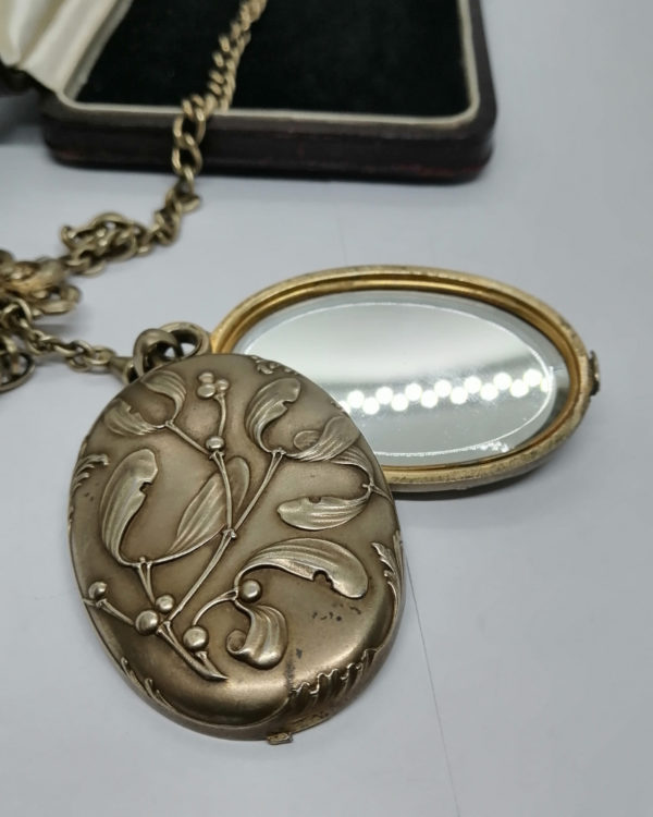 Châtelaine en argent vermeil, décor de Gui, Art Nouveau, vers 1880-1900. – Image 7