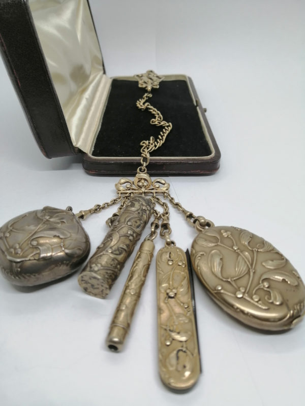 Châtelaine en argent vermeil, décor de Gui, Art Nouveau, vers 1880-1900. – Image 8